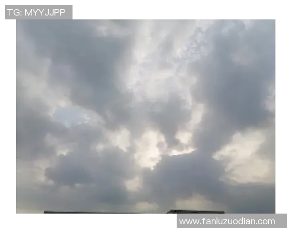 足球明星的落寞与孤独背影展现女性内心深处的情感与挣扎 足球明星的落寞与孤独背影展现女性内心深处的情感与挣扎