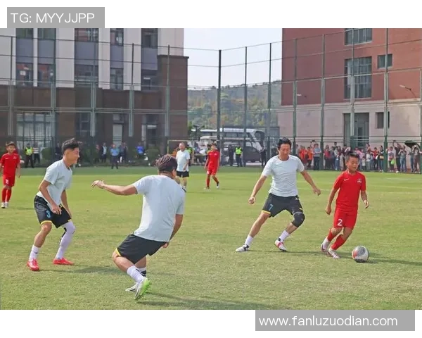 国内明星与足球明星亲密合影瞬间展现跨界魅力与友谊的精彩时刻